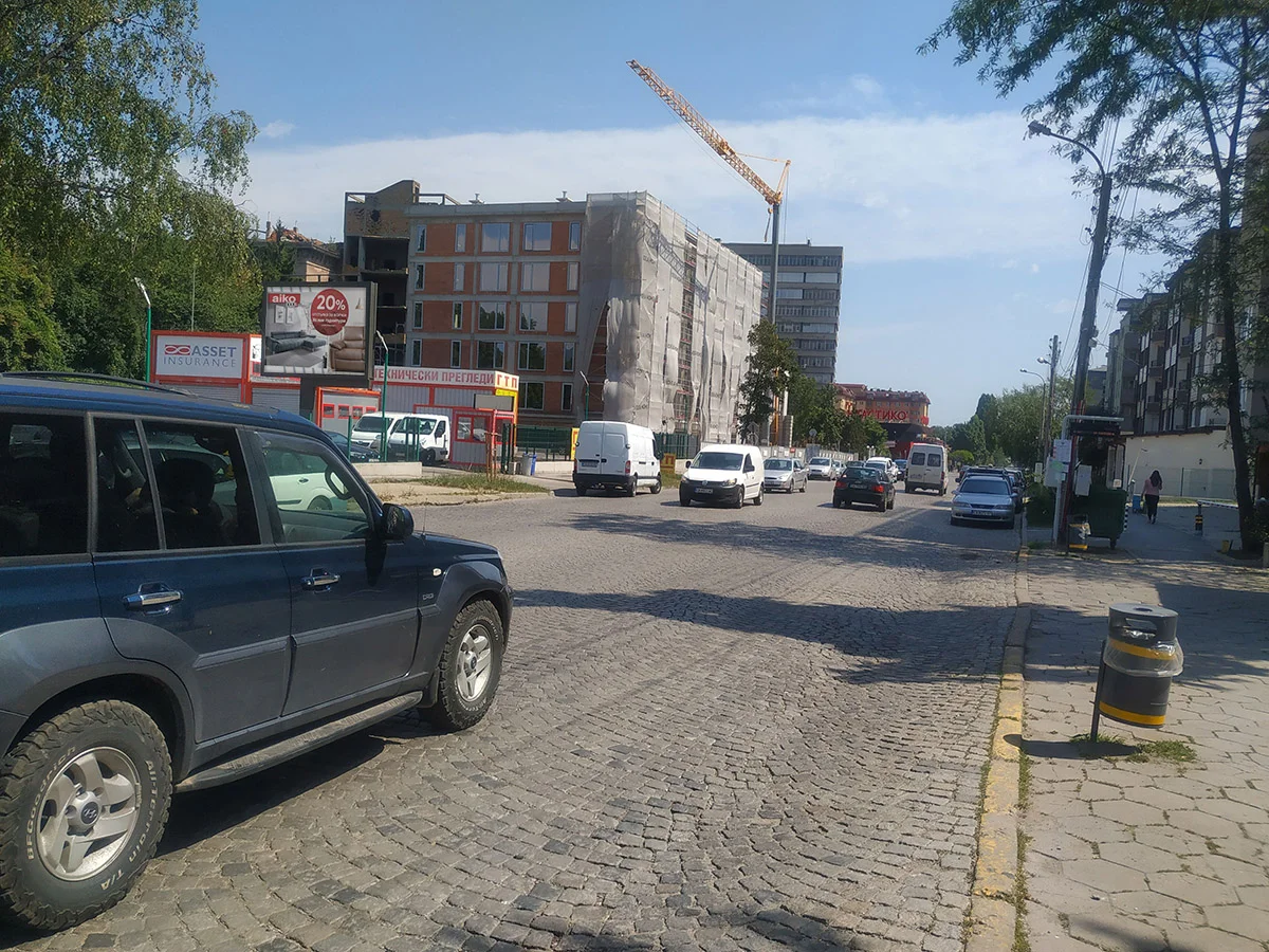 ул.Любляна, кръстовището с бул. Никола Петков на светофара
