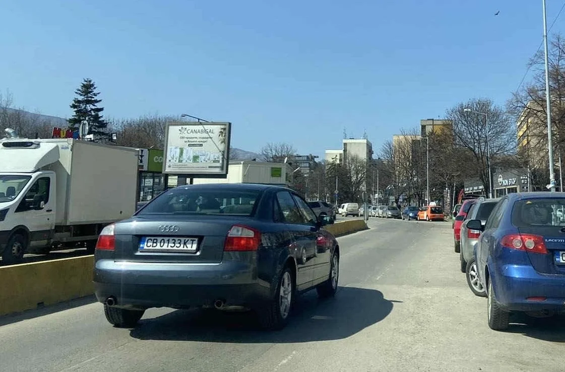ул.8-ми Декември, преди УНСС и Bar Umbrella - срещу Студентска поликлиника